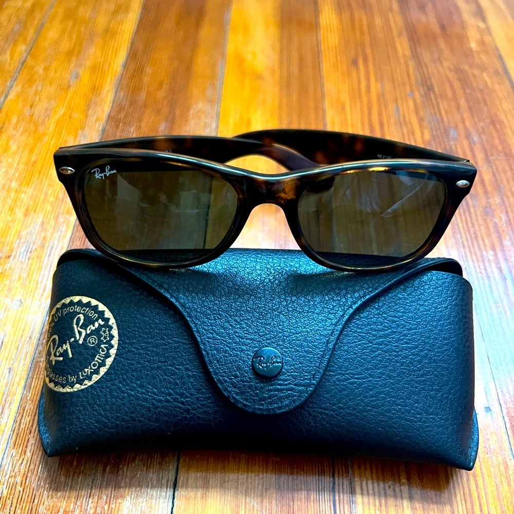 Ray Ban New Wayfarer RB 2132 902 Tortoise Sunglasses 52mm with Case!
